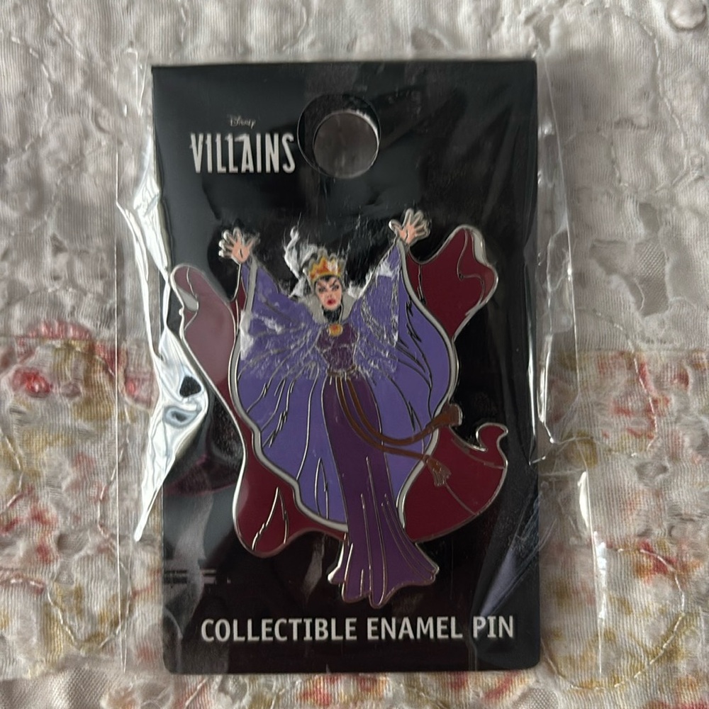 NWT Disney  villains The Queen collectible enamel pin
